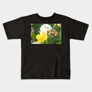 bee with flowers Kids T-Shirt